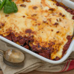 Een ovenschaal met moussaka.