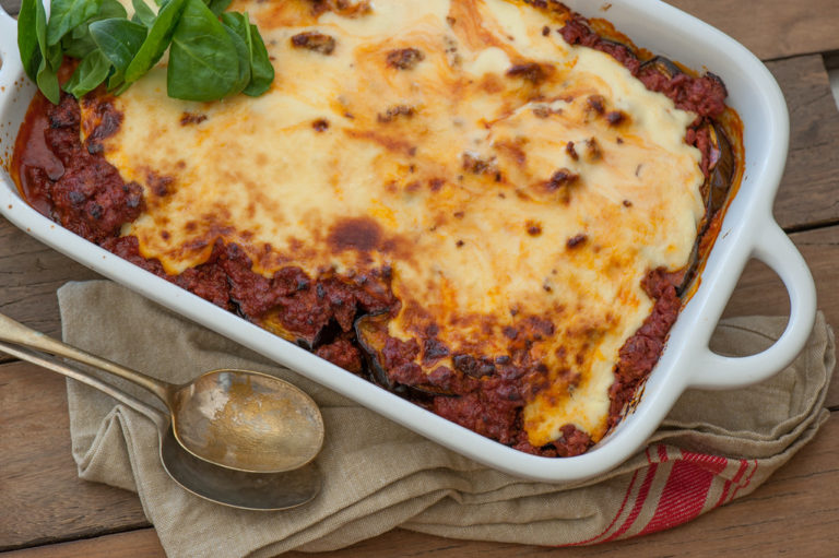 Een ovenschaal met moussaka.