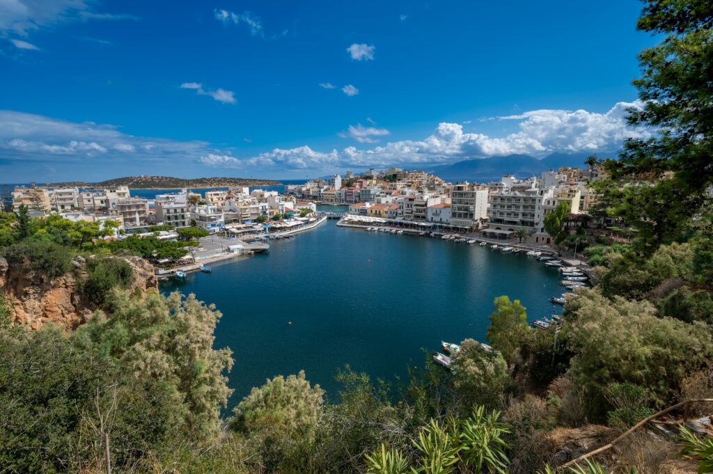 Het diepe meer in de stad Agios Nikolaos op het Griekse eiland Kreta.
