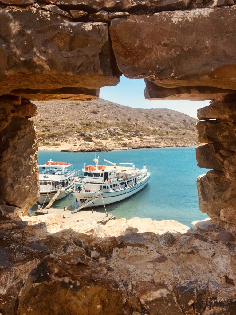 De boten aangemeerd bij Spinalonga door een raam