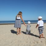 Moeder met kinderen op een Grieks strand