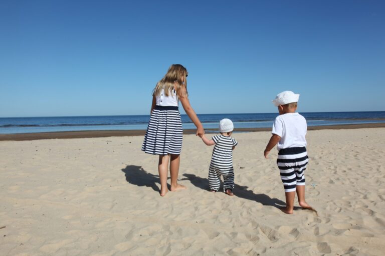 Moeder met kinderen op een Grieks strand