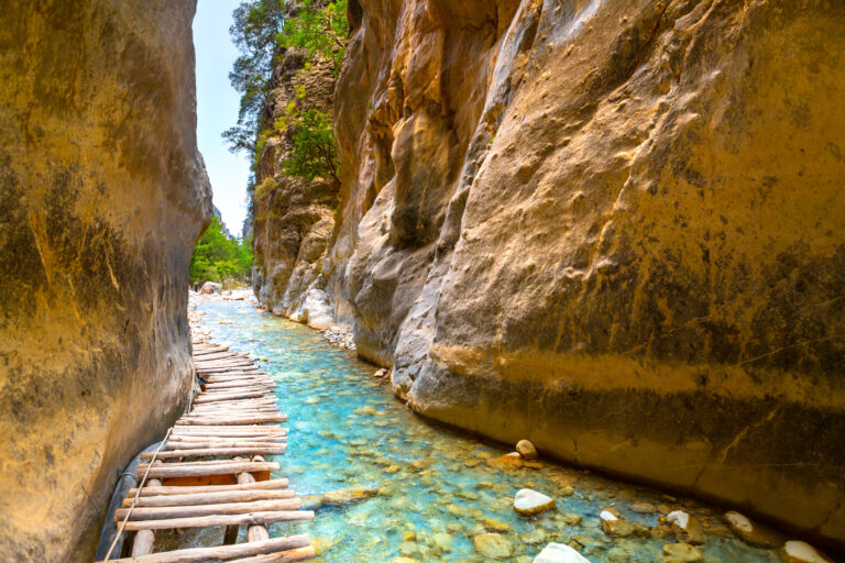 Wandelpad in de Samariakloof, omringd door ruige rotsformaties en groene vegetatie op Kreta, Griekenland.