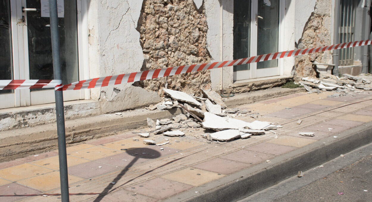 Aardbevingsschade aan een gebouw in Heraklion, Kreta, na de beving van 2021.