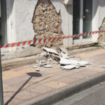 Aardbevingsschade aan een gebouw in Heraklion, Kreta, na de beving van 2021.